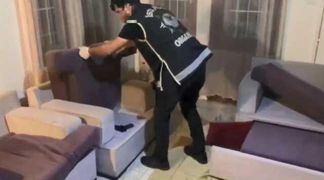 İstanbul'da rapçilere operasyon: 3 şarkıcı gözaltına alındı İstanbul'da rapçilere operasyon: 3 şarkıcı gözaltına alındı