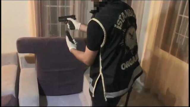 Operasyonla gözaltına alınan rapçilerin evinde iki uzun namlulu silah ve tabanca bulundu Operasyonla gözaltına alınan rapçilerin evinde iki uzun namlulu silah ve tabanca bulundu