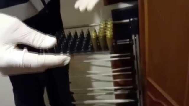 Operasyonla gözaltına alınan rapçilerin evinde iki uzun namlulu silah ve tabanca bulundu Operasyonla gözaltına alınan rapçilerin evinde iki uzun namlulu silah ve tabanca bulundu