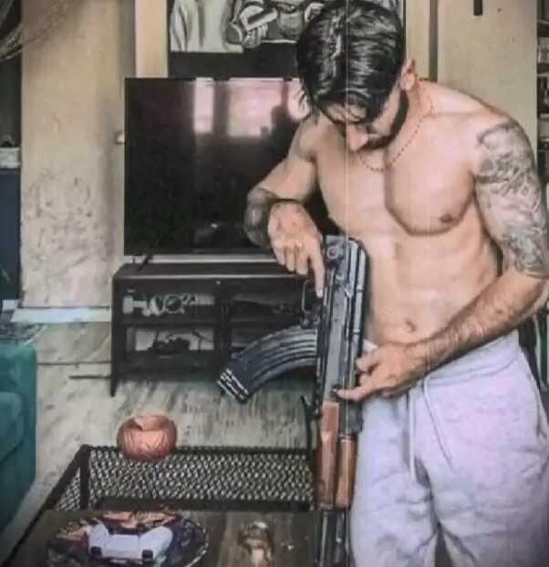 Operasyonla gözaltına alınan rapçilerin evinde iki uzun namlulu silah ve tabanca bulundu Operasyonla gözaltına alınan rapçilerin evinde iki uzun namlulu silah ve tabanca bulundu