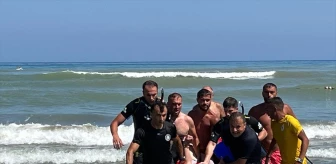 Samsun'da Denizde Boğulma Tehlikesi Geçiren Aile Kurtarıldı