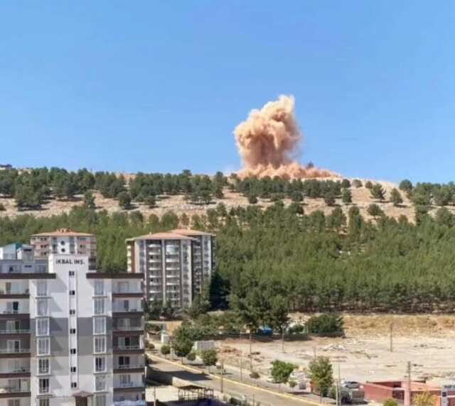 Temel kazısında patlatılan dinamit evlerin duvarlarını çatlattı! Deprem oldu zanneden 3 kişi fenalaştı