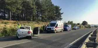 Uşak'ta Bariyerlere Çarpan Otomobilde 2 Kişi Hayatını Kaybetti