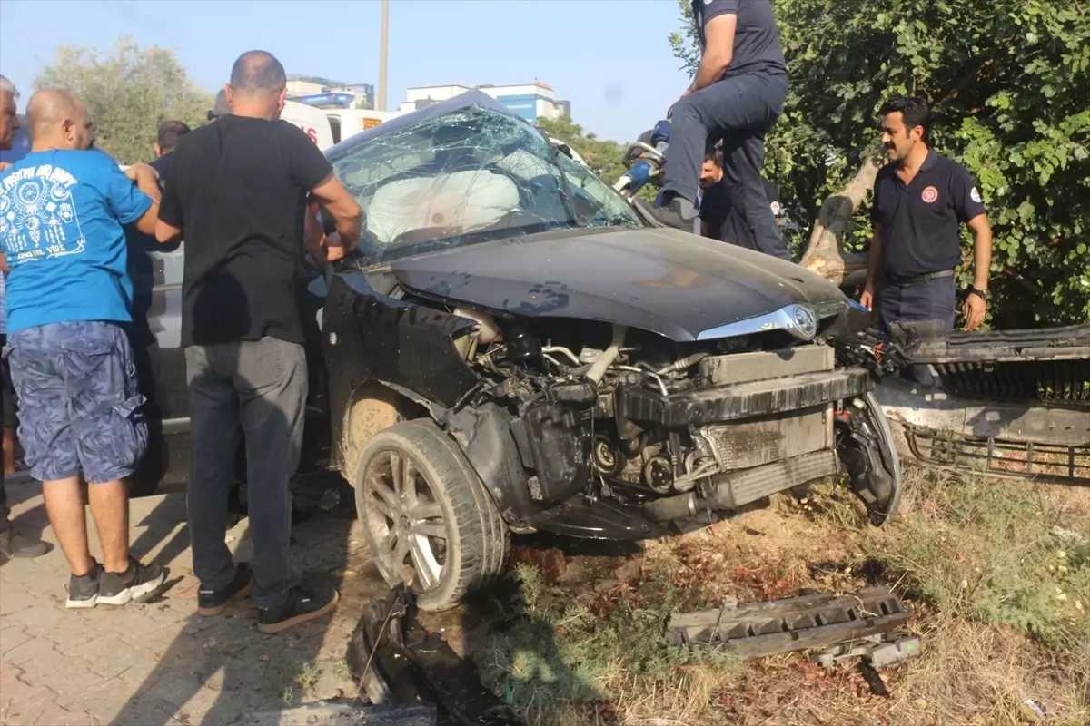 Adana'da Kaldırıma Çıkan Otomobilin Sürücüsü Yaralandı