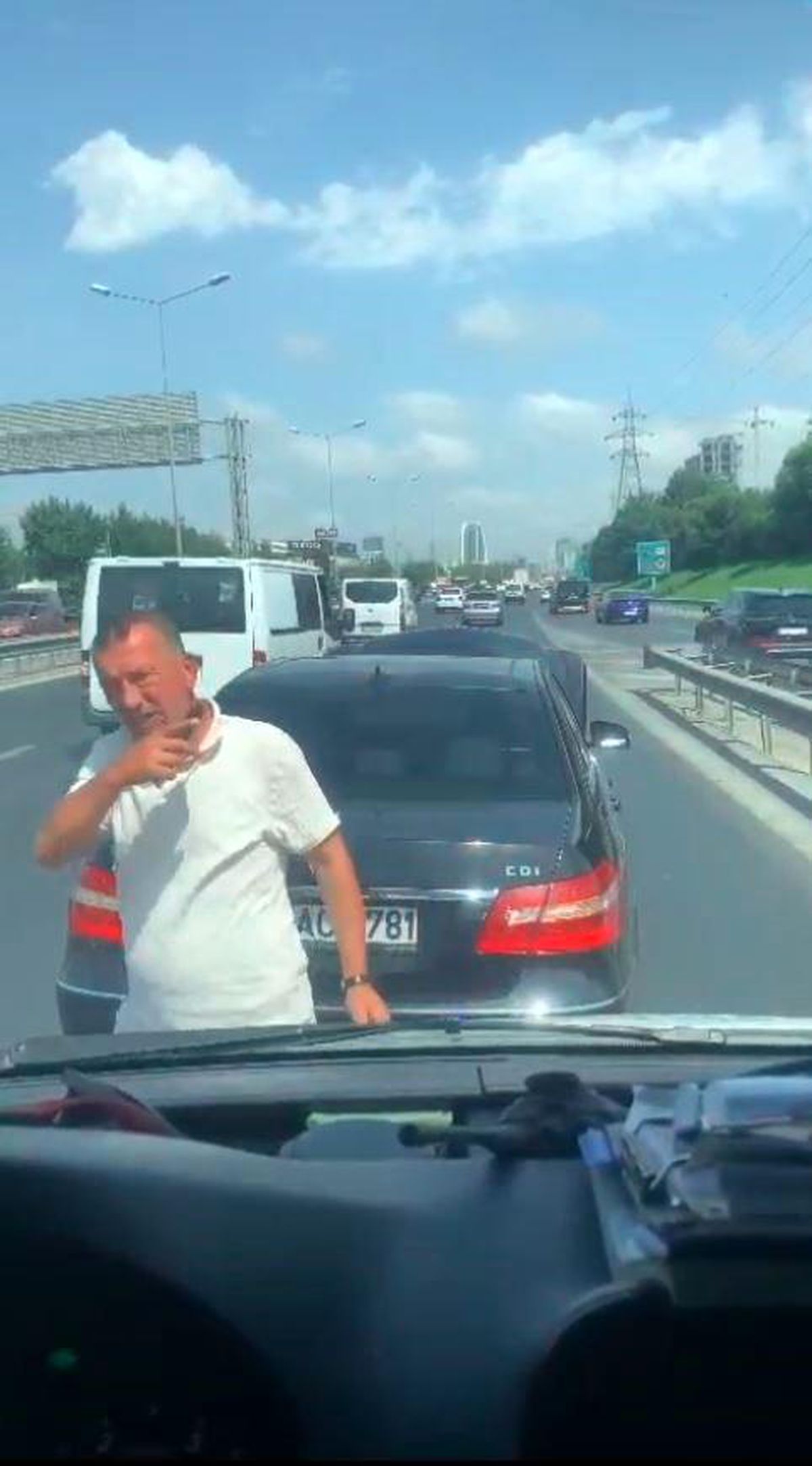 İstanbul'da kaza sonrası ambulansın önünü kesen kişiye cezai işlem