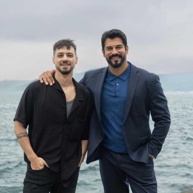 Berber filminde başrolü paylaşan Mert Yazıcıoğlu ve Burak Özçivit'ten ilk kare geldi Berber filminde başrolü paylaşan Mert Yazıcıoğlu ve Burak Özçivit'ten ilk kare geldi