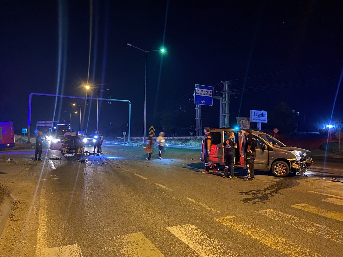 Bolu'da Hafif Ticari Araç ile Otomobil Çarpıştı: 2 Yaralı