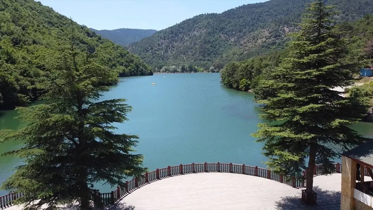 Amasya'nın Taşova ilçesinde bulunan Boraboy Gölü Tabiat Parkı, serin havasıyla vatandaşların uğrak yeri oldu