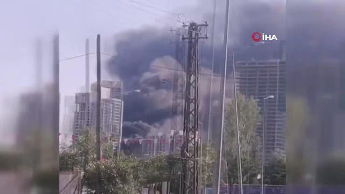 Ankara'da bir binanın çatı katında çıkan yangında mahalle sakinleri sokağa döküldü