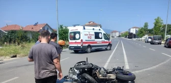 Düzce'de otomobil ile çarpışan motosikletin sürücüsü hastaneye kaldırıldı