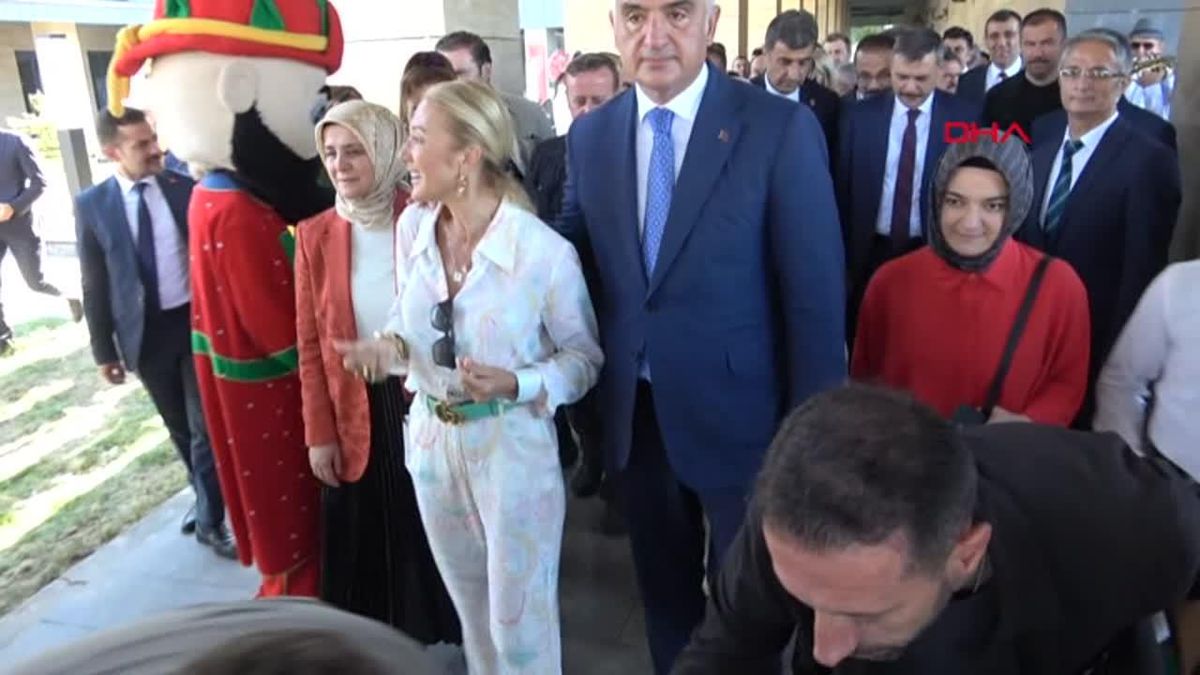 Kültür ve Turizm Bakanı Mehmet Nuri Ersoy, Erzurum'da Kerem ile Aslı Tagı'nda el ele poz verdi