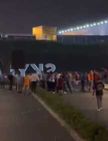 Galatasaray ve Trazbzonspor'lu taraftarlar, maç başlamadan önce birbirlerine girdiler