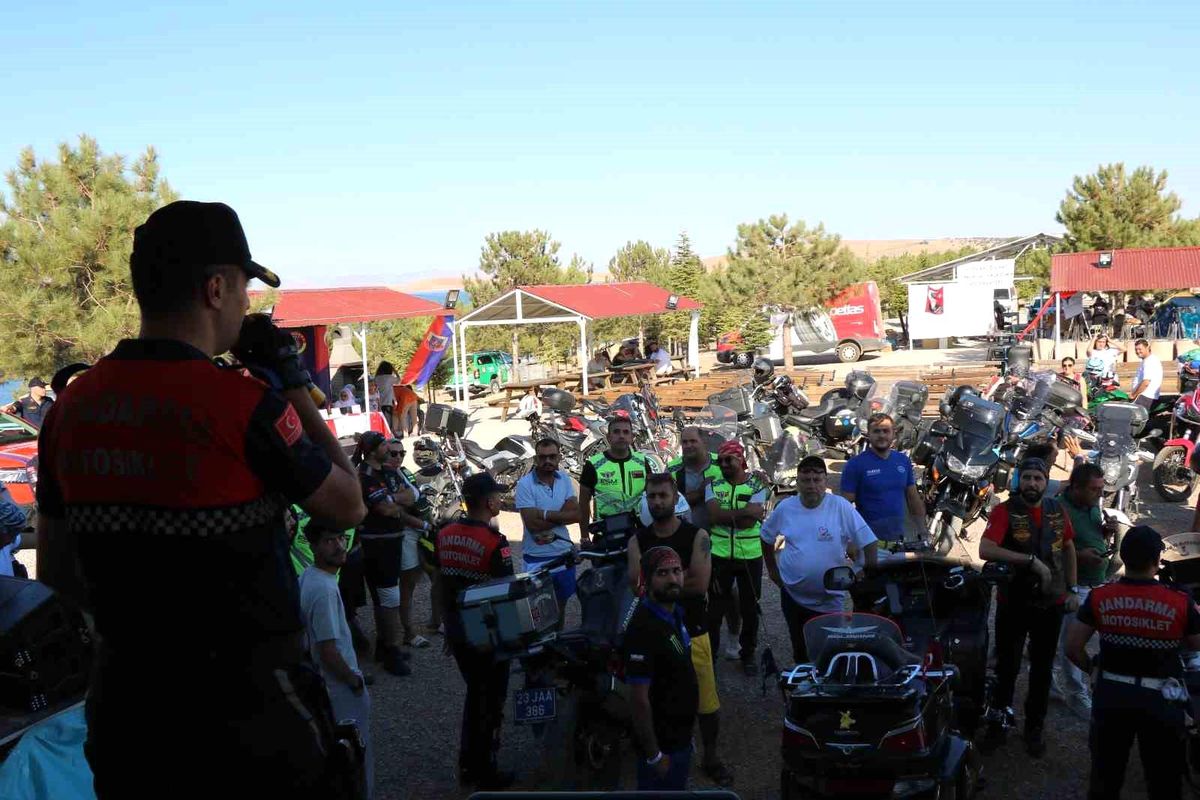 Elazığ'da jandarma ekipleri motosiklet sürücülerine seminer verdi