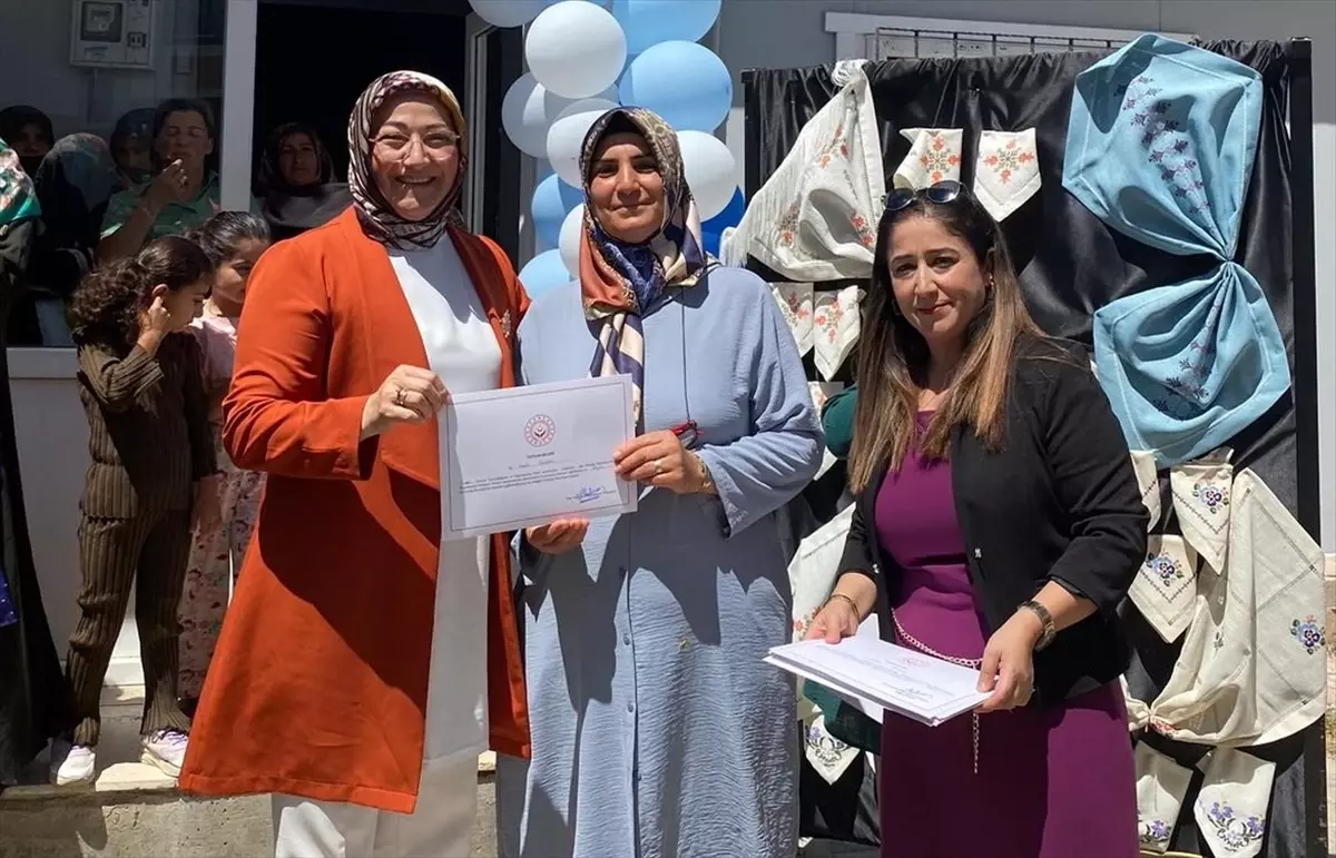 Van'ın Tuşba ilçesindeki Kalecik Aile Destek Merkezi'nde Kursiyerlerin Ürün Sergisi