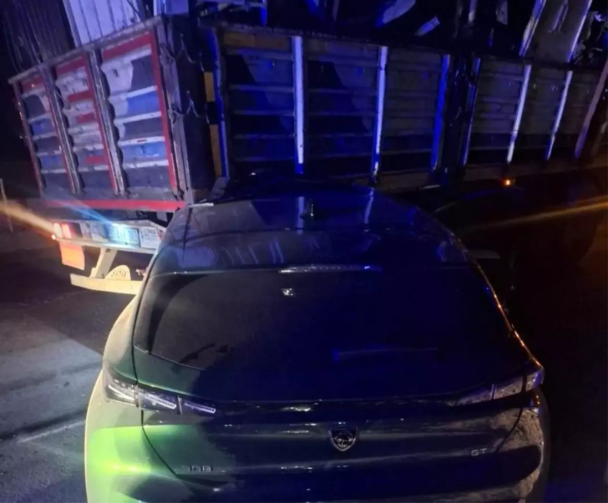 Malatya'da otomobil ile çekicinin karıştığı trafik kazasında 2 kişi yaralandı