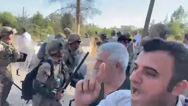 Dokunulmazlığına güvenen Öcalan'ın yeğeni ekipler tarafından böyle gözaltına alındı Dokunulmazlığına güvenen Öcalan'ın yeğeni ekipler tarafından böyle gözaltına alındı