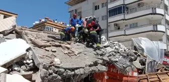 Gaziantep'te ağır hasarlı bina yıkım sırasında çöktü! Kepçe operatörü enkaz altında