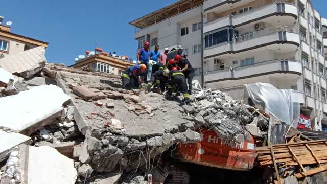 Gaziantep'te yıkım sırasında enkaz altında kalan kepçe operatörünün cansız bedenine ulaşıldı Gaziantep'te yıkım sırasında enkaz altında kalan kepçe operatörünün cansız bedenine ulaşıldı