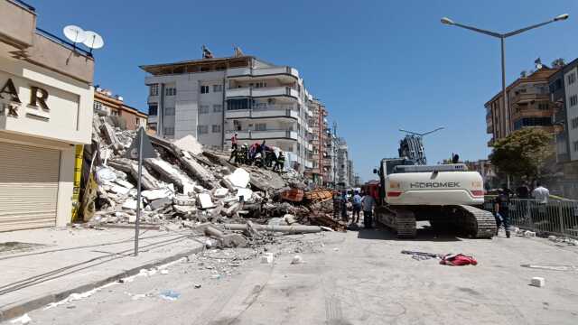Gaziantep'te yıkım sırasında enkaz altında kalan kepçe operatörünün cansız bedenine ulaşıldı Gaziantep'te yıkım sırasında enkaz altında kalan kepçe operatörünün cansız bedenine ulaşıldı
