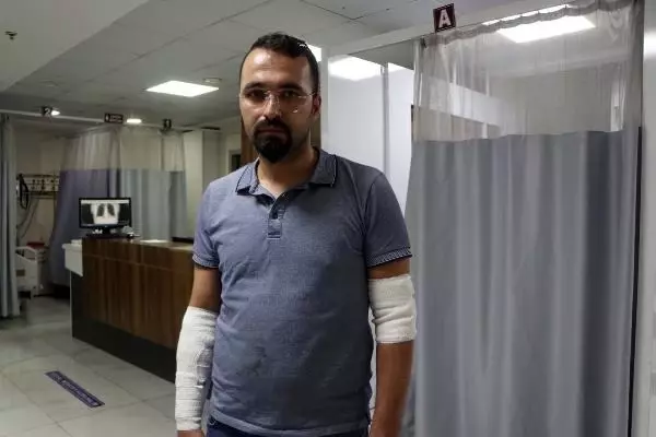 Hasta yakınları demir sopa ile doktora saldırdı! Başından yaralanan doktor ölümle pençeleşiyor Hasta yakınları demir sopa ile doktora saldırdı! Başından yaralanan doktor ölümle pençeleşiyor