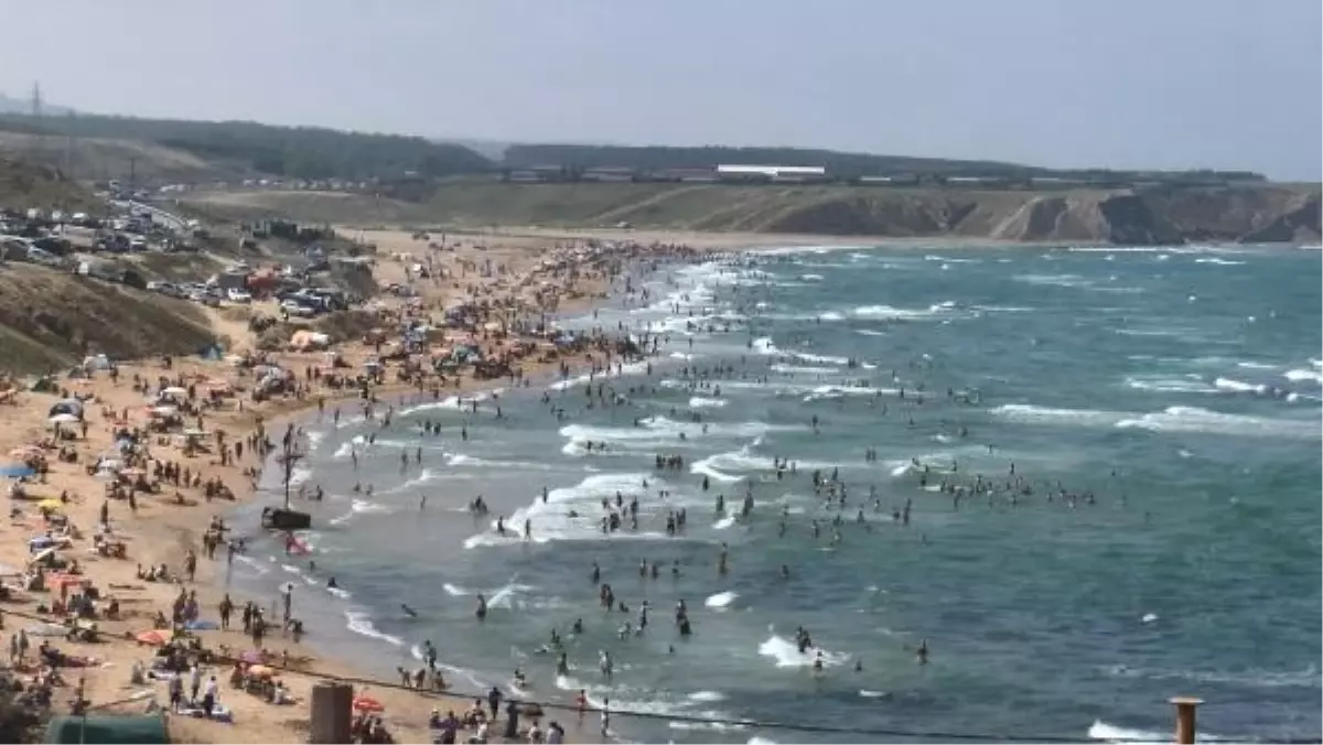 İstanbul'da sıcak havadan bunalanlar denize akın etti