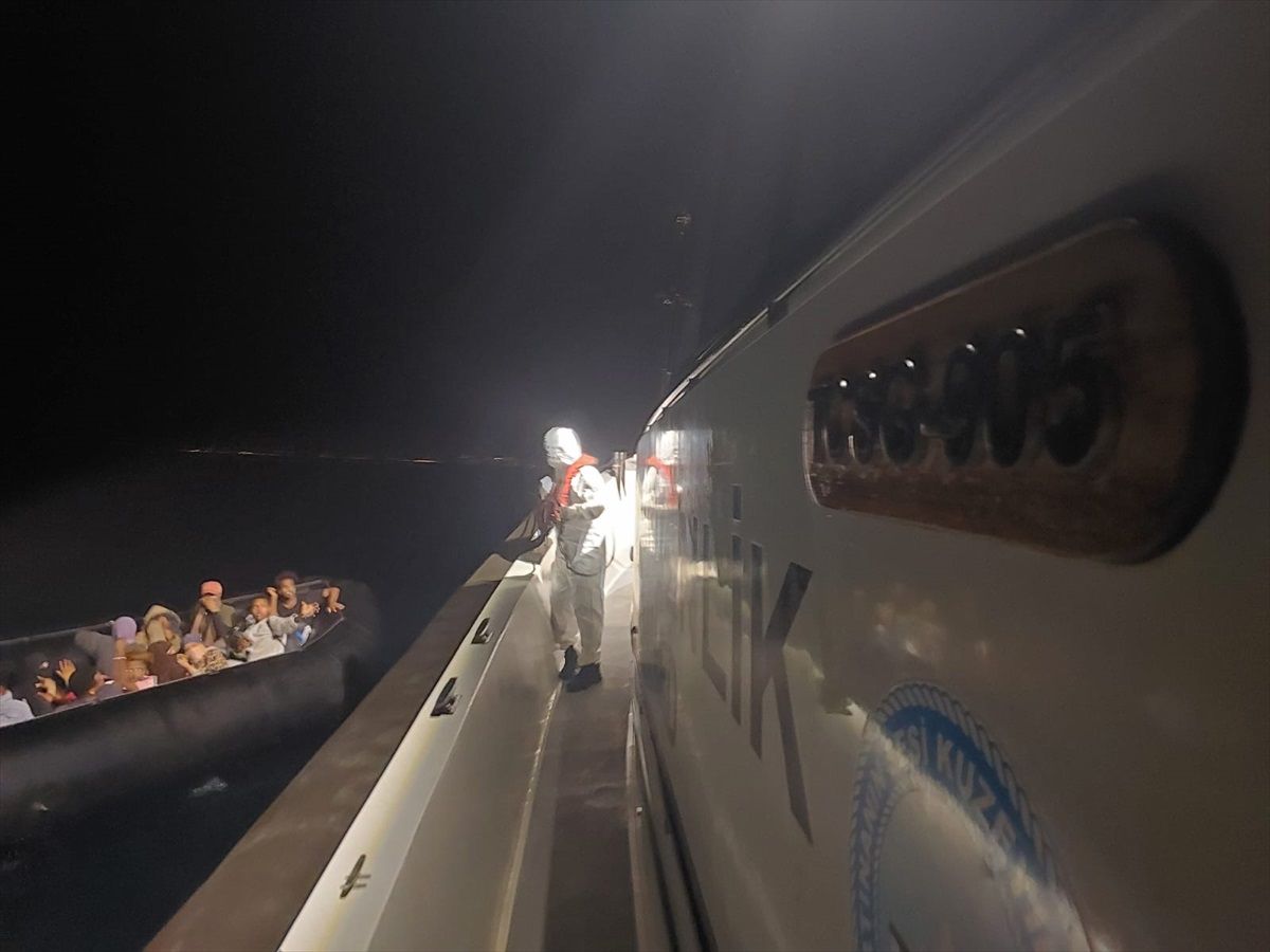 İzmir açıklarında sürüklenen bottaki 18 düzensiz göçmen kurtarıldı