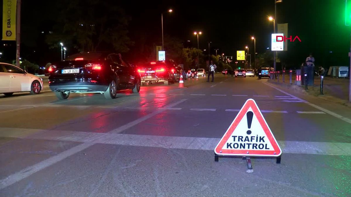 KADIKÖY'DE TRAFİK DENETİMİNDE CAM FİLMİNDEN CEZA YEDİ; HABERCİLERE TEPKİ GÖSTERDİLER