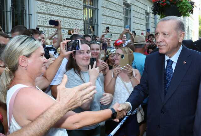 Macar vatandaşlardan Cumhurbaşkanı Erdoğan'a sevgi gösterisi