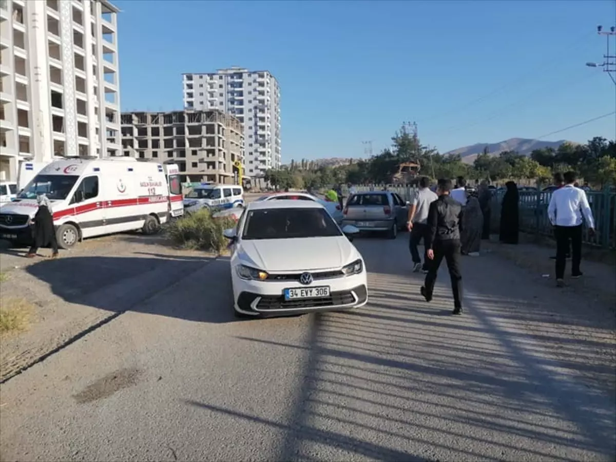 Malatya'da düğün konvoyundaki üç otomobilin çarpışması sonucu 2 kişi yaralandı