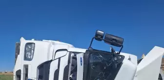 Şarkışla'da devrilen tırın sürücüsü yaralandı