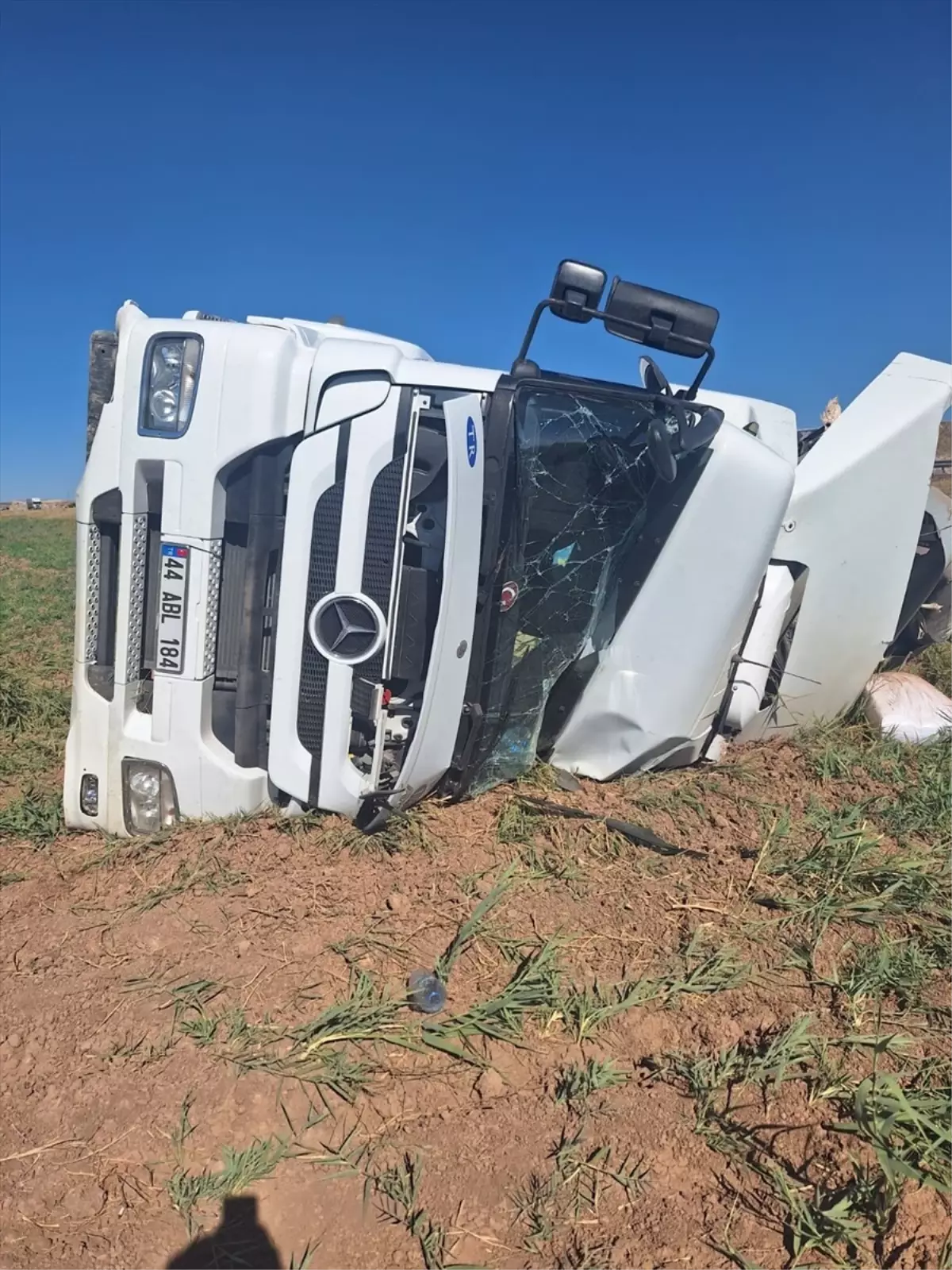 Şarkışla'da devrilen tırın sürücüsü yaralandı