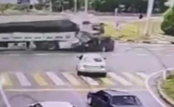 2 kişinin öldüğü feci kaza kamerada 2 kişinin öldüğü feci kaza kamerada