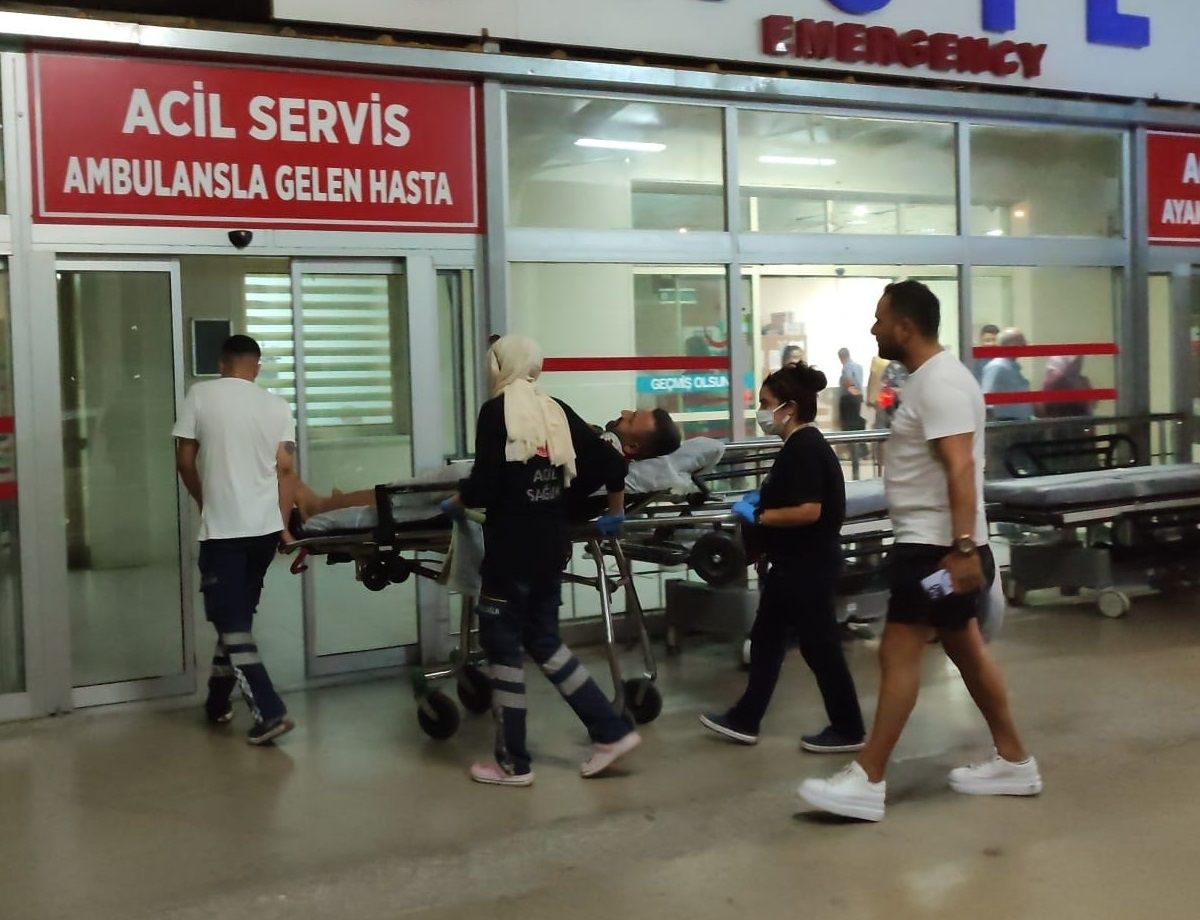 Adana'da devrilen motosikletin sürücüsü yaralandı