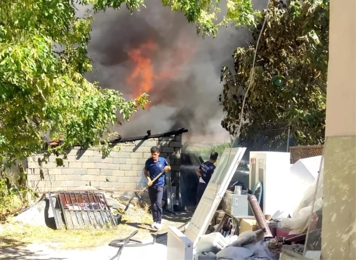 Malatya'da bir evin deposunda yangın çıktı