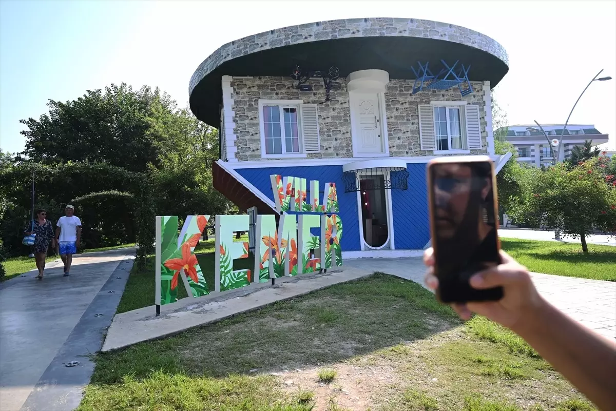 Antalya'da Ters Ev Turistleri Ağırlıyor