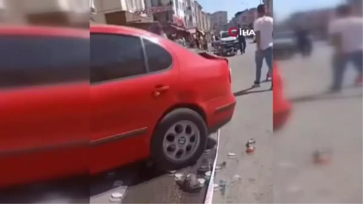 Başkentte otomobil önce motosiklete ardından reyonlara çarptı
