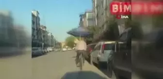 Ankara'da Bisikletli Vatandaş Plaj Şemsiyesiyle Güneşten Korundu