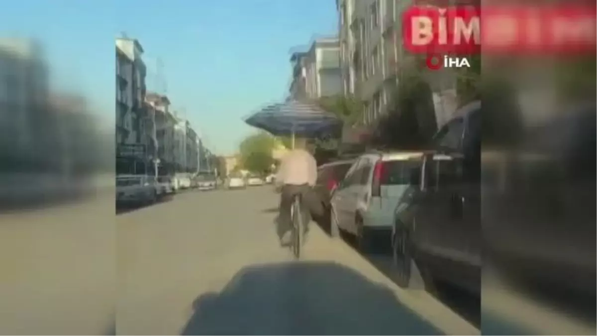 Ankara'da Bisikletli Vatandaş Plaj Şemsiyesiyle Güneşten Korundu