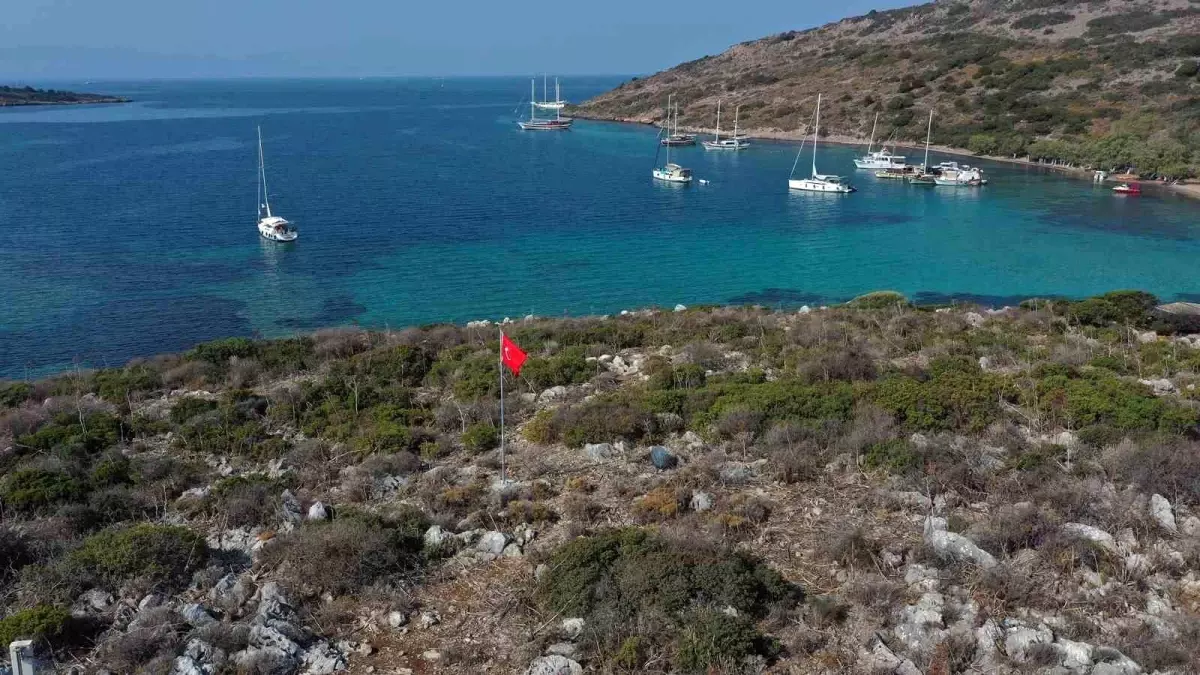Bodrum Belediyesi Türk Bayrağı Asıyor