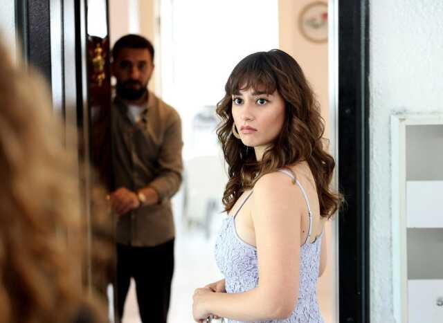 Çember içinde dans eden oyuncu Ece Yaşar, yere çakıldı Çember içinde dans eden oyuncu Ece Yaşar, yere çakıldı