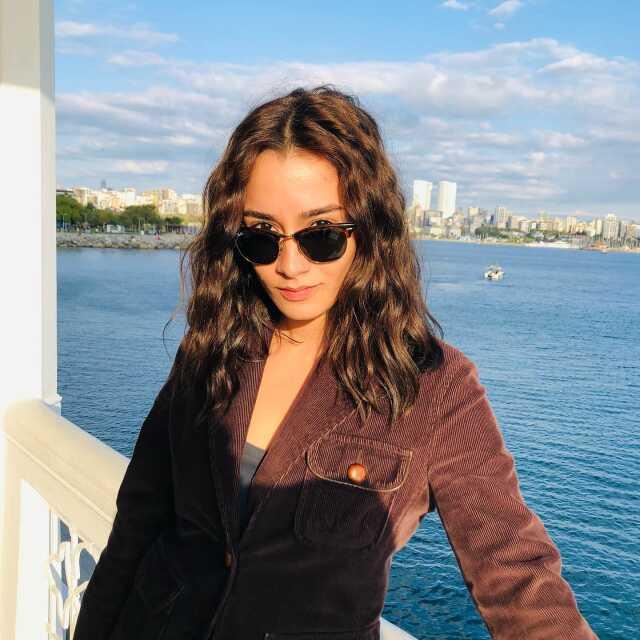 Çember içinde dans eden oyuncu Ece Yaşar, yere çakıldı Çember içinde dans eden oyuncu Ece Yaşar, yere çakıldı