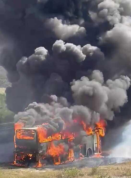 Erzurum'da yolcu otobüsü alev alev yandı! O anlar kameraya yansıdı Erzurum'da yolcu otobüsü alev alev yandı! O anlar kameraya yansıdı