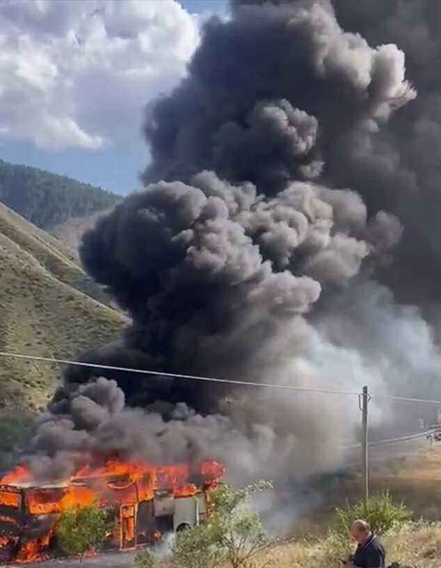 Erzurum'da yolcu otobüsü alev alev yandı! O anlar kameraya yansıdı Erzurum'da yolcu otobüsü alev alev yandı! O anlar kameraya yansıdı
