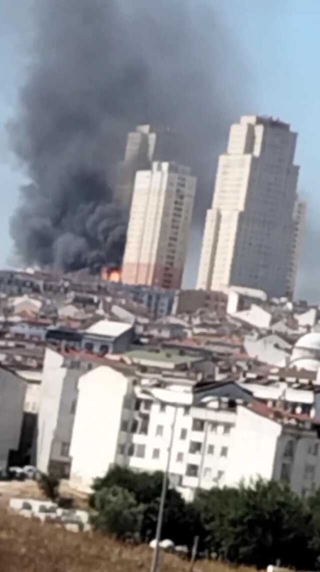Esenyurt'ta kültür merkezinde yangın! Çok sayıda ekip sevk edildi