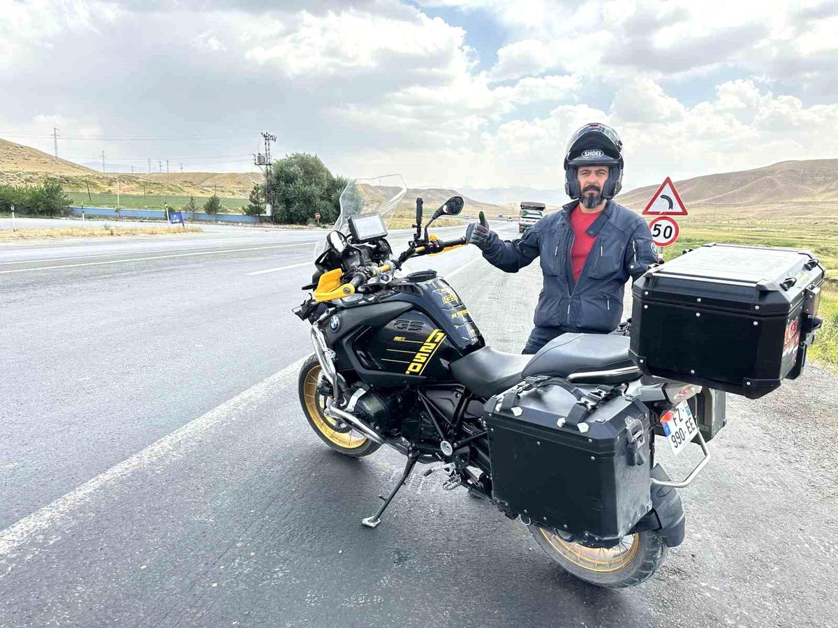 Fransa'dan 22 gün önce yola çıkan turist Hakkari'ye ulaştı