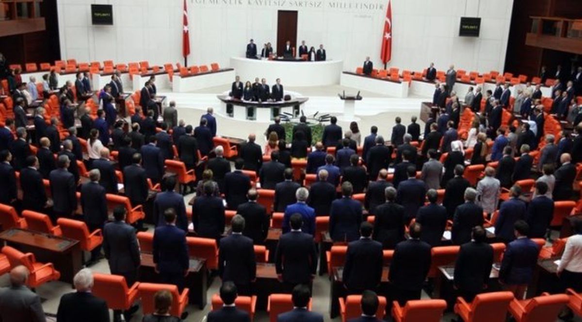Yeniden vekil seçilemeyen bazı isimler 'Hak etmedik' diyerek maaşlarını iade etti