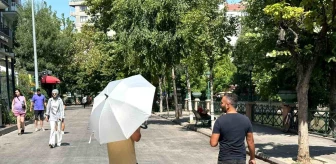 Eskişehir'de Sıcaklık Düşse de Vatandaşlar Şemsiye Kullanmaya Devam Ediyor