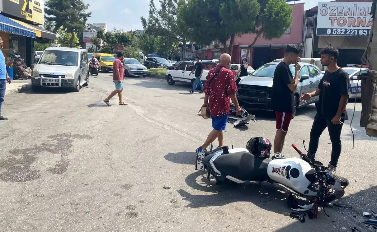 Antalya'da Motosiklet Kazası: Motosiklet Sürücüsü Kaskı Sayesinde Ölümden Döndü