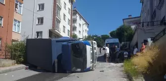 Kartal'da yokuştan çıkarken kayarak devrilen kamyondaki 1 kişi yaralandı