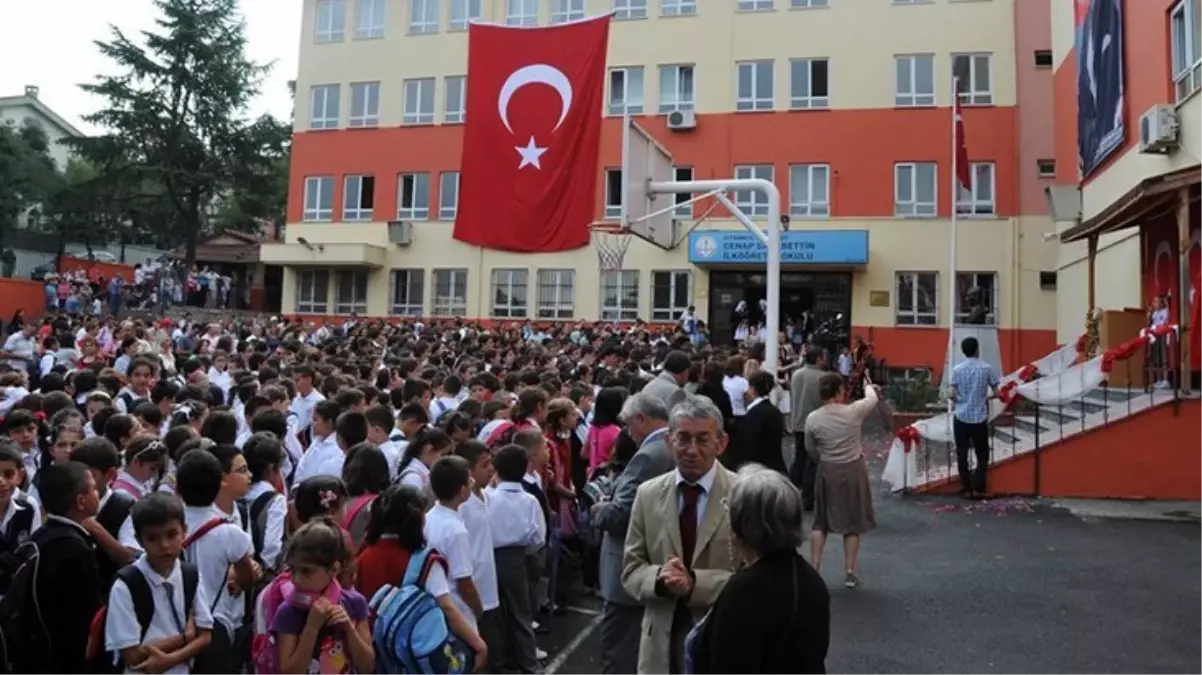 Milli Eğitim Bakanlığı'ndan velileri sevindirecek okul kıyafeti kararı: Mecburi durumlar dışında değişmeyecek